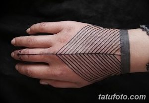 Фото тату: абстрактный геометрический рисунок на руке, выполненный в технике лайнаворк. Черные линии создают эффект перспективы и объема.