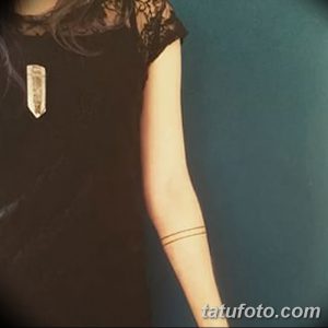 Фото тату: минималистичная татуировка на предплечье, состоящая из тонкой золотистой линии. Простой и элегантный дизайн.