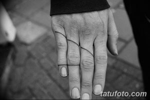 Фото тату: абстрактный рисунок татуировки на руке, состоящий из черных линий и геометрических фигур. Минималистичный дизайн.
