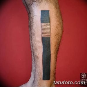 Черно-серая татуировка на ноге, состоящая из нескольких прямоугольников разного размера и тонких линий, расположенных вертикально.