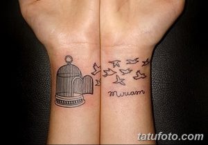 Фотография парных татуировок на запястьях. На одном запястье изображена клетка с открытой дверцей, а на другом - стая вылетающих птиц. Черно-белый рисунок.