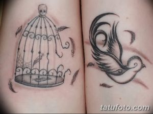 Фото тату на предплечьях: черно-белая татуировка с изображением клетки с черепом внутри и летящей птицы. Стиль - графика.