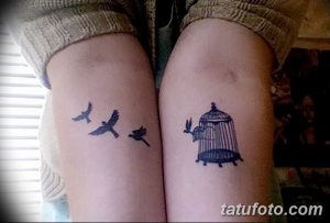 Фото тату на коленях: минималистичные татуировки с изображением летящих птиц и клетки. Нежный и символичный рисунок татуировки.