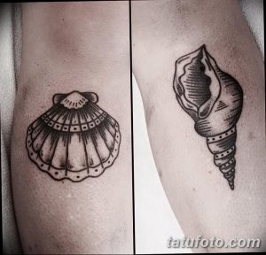 Фото тату: две ракушки, выполненные в технике blackwork, на предплечьях. Минималистичные татуировки с использованием только черного цвета.