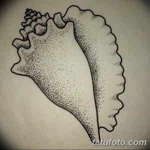 Фото эскиза татуировки ракушки, выполненного в технике pointillism. Рисунок состоит из множества точек, создающих текстуру и объем.