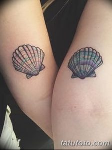 Фото тату двух маленьких, красочных ракушек на лодыжках. Ракушки выполнены в пастельных тонах с переливами и детальной прорисовкой текстуры.