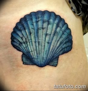 Фото татуировки ракушки, выполненной в синих и бирюзовых тонах на коже. Реалистичный дизайн и плавные переходы цвета.