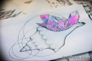 Эскиз татуировки: раковина, из которой растут кристаллы. Черно-белый рисунок с точечной техникой и геометрическими элементами.
