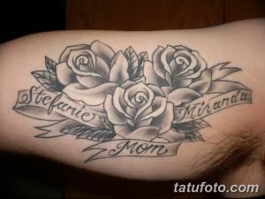 Фото татуировки с букетом роз и надписью с именами "Stefanie", "Miranda" и "Mom". Татуировка выполнена в черно-серых тонах и имеет трогательное значение.