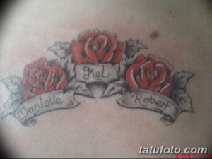 Фото тату: татуировка с изображением красных роз и имен "Danielle", "Mel" и "Robert" на груди. Традиционный стиль татуировки с четкими линиями.