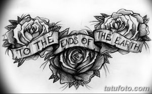 Фото тату: розы с лентой и надписью "To the ends of the Earth" в стиле олдскул. Детализированный рисунок татуировки с использованием ярких цветов и четких контуров.