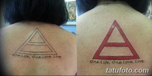 Фото тату: татуировка на спине, включающая треугольник и надпись 'One Life, One Love, Live'. Два варианта изображения: контурный и цветной.
