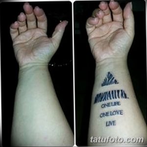Фото тату: татуировка на запястье, включающая треугольник, надпись 'One Life, One Love, Live' и абстрактные символы. Черно-белый рисунок.