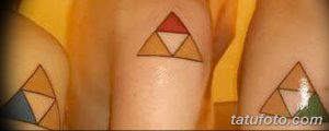 Фото тату: три человека с татуировками треугольников в стиле игры Zelda на запястьях, выполненные в коричневых и желтых тонах.