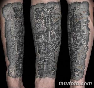 Фото тату: детализированный биомеханический рукав, выполненный в черно-серых тонах, с множеством металлических деталей и органических элементов.