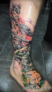 Фото татуировки на ноге: яркий рисунок в стиле аниме с персонажами из Metal Gear Solid и изображением лисы.