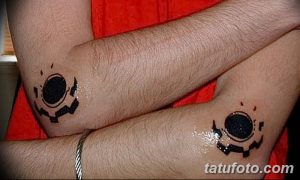 Фото парных татуировок на запястьях: минималистичные изображения шестеренок, выполненные в черном цвете. Простой и стильный дизайн.