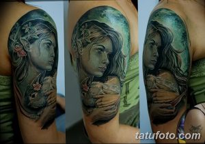 Фотография татуировки на руке, изображающей красивую девушку, держащую кролика, с разных ракурсов. Вокруг них цветы и зелень, создающие атмосферу сказки.