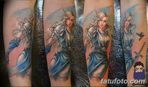 Фото тату эльфийской воительницы в доспехах на руке, выполненное в ярких цветах с детальной проработкой. Идеальный эскиз тату для поклонников фэнтези.