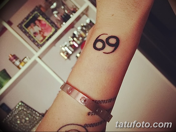 Татуировка 69 на руке