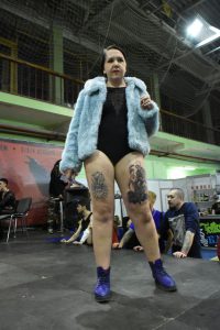 Фото тату на бедрах женщины. Изображены детализированные рисунки в стиле blackwork, создающие эффект графического узора. Смелый и привлекательный рисунок.