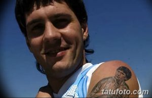 Фотография Диего Марадоны с татуировкой на плече. Изображен портрет Че Гевары в черно-белых тонах.