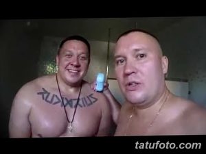 Фотография двух мужчин с татуировками на груди. Изображение передает атмосферу дружеского общения и позитива.
