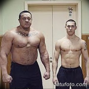 Фотография мужчины с татуировкой 'ДОЛЖНИК' на груди, демонстрирующая брутальный стиль и силуэт. Идеально для поиска идей для тату.
