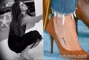 Фотография татуировки с надписью "Sunshine" на лодыжке Селены Гомес. Видны крупный план тату и общий план певицы в туфлях.