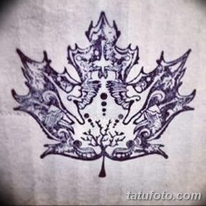 Фото татуировки с изображением листа клена, выполненного в сложном орнаментальном стиле. Эскиз татуировки с множеством деталей, подходит для опытных мастеров.