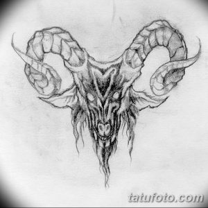 Эскиз татуировки в стиле dark art, изображающий череп горного козла с большими рогами, выполненный в серой гамме с использованием штриховки и теней.