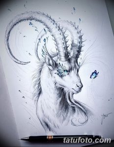 Детальный эскиз татуировки горного козла с большими рогами и бабочкой, сидящей на его голове. Рисунок выполнен в реалистичной технике с использованием теней и штриховки.
