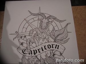 Фото эскиза татуировки: детальный рисунок козерога с рогами и надписью 'Capricorn' на ленте. Идеально для поклонников знаков зодиака.