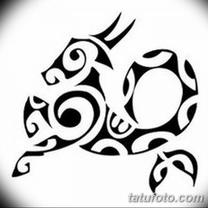 Фото тату: стилизованная черная татуировка черепахи в племенном стиле с геометрическими узорами и завитками. Идеально для любителей минимализма.