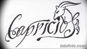 Эскиз татуировки: надпись 'Capricorn' стилизована под силуэт козла, выполненный черными линиями.