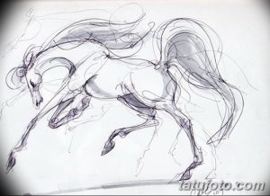 Черно-белый эскиз татуировки лошади в скачке, выполненный в динамичном стиле. Легкие линии и ощущение скорости.