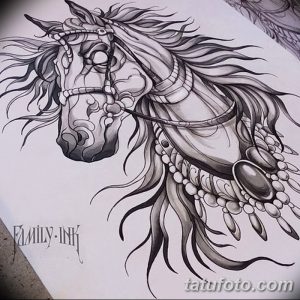 Черно-белый эскиз татуировки лошади с богатой детализацией и украшениями в виде бус и перьев. Идеально подходит для любителей сложных рисунков.