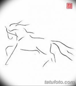 Черно-белое фото минималистичного эскиза тату лошади. Изображение лошади, выполненное несколькими тонкими линиями, передающими движение и грацию.