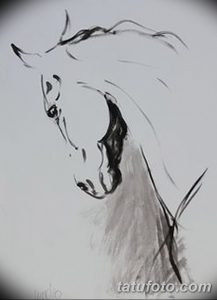 Черно-белое фото минималистичного эскиза тату лошади. Изображение лошади в профиль, выполненное несколькими плавными линиями.