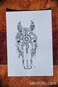 Черно-белый эскиз татуировки лошади, выполненный в этническом стиле с использованием сложных геометрических узоров и орнаментов.