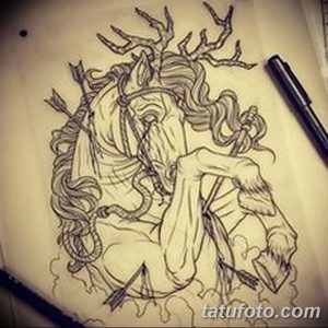 Фотография эскиза татуировки с изображением коня, окруженного ветвями деревьев и стрелами, выполненного в стиле скетч с использованием тонких линий.