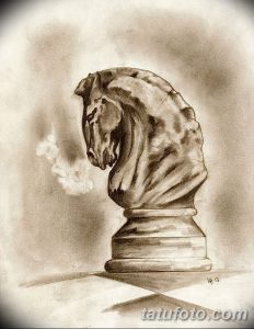 Фото тату эскиза шахматной фигуры коня, выполненного в реалистичном стиле с использованием коричневых и серых оттенков. Подходит для любителей шахмат и интеллектуальных игр.