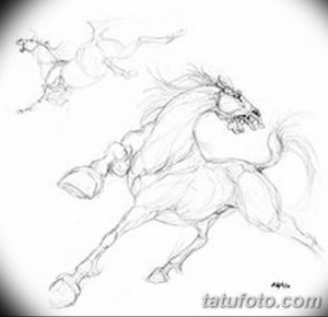 Черно-белый эскиз татуировки скачущей лошади, выполненный в динамичном стиле с использованием легких линий и набросков. Идеально для любителей движения и энергии.