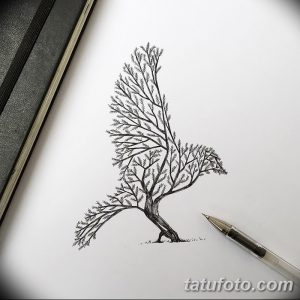 Фото эскиза татуировки: дерево, крона которого имеет форму летящей птицы, выполненное в технике графики. Идеально для тех, кто ищет необычные и символичные рисунки.