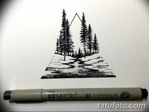 Черно-белая татуировка с изображением леса и гор, заключенных в треугольник. Минималистичный дизайн с четкими линиями и геометрическими формами.