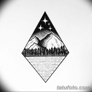 Черно-белая татуировка с изображением горного пейзажа, заключенного в треугольник. Минималистичный дизайн с четкими линиями и точками.