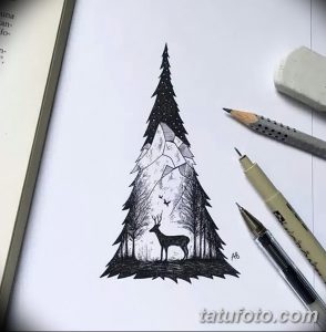 Черно-белый эскиз татуировки с изображением оленя, стоящего в хвойном лесу. Атмосферный рисунок с детальной проработкой деревьев и животного.