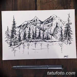 Черно-белый эскиз татуировки с изображением горного пейзажа, выполненный в минималистичном стиле. Идеально для любителей природы и путешествий.