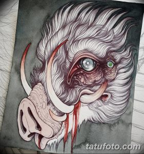 Детализированный эскиз татуировки головы кабана, выполненный в технике line work с использованием красного карандаша. Подходит для любителей темных и реалистичных рисунков.