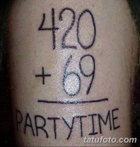 Фотография простой татуировки с надписью '420 + 69' и словом 'PARTYTIME'. Черный рисунок татуировки на руке.